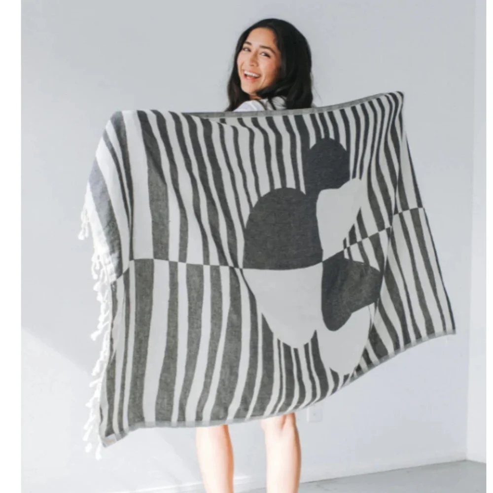 SAND‎ CLOUD DISNEY BEACH TOWEL PRICE IS FIRM